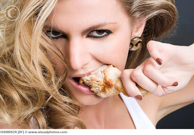 Женщина ест мясо. Фото http://medicina.ua/presscenter/news/itm/4264/
